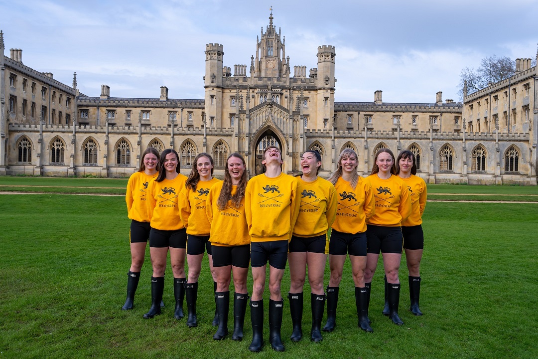 Group of rowers in yellow jerseys and boots