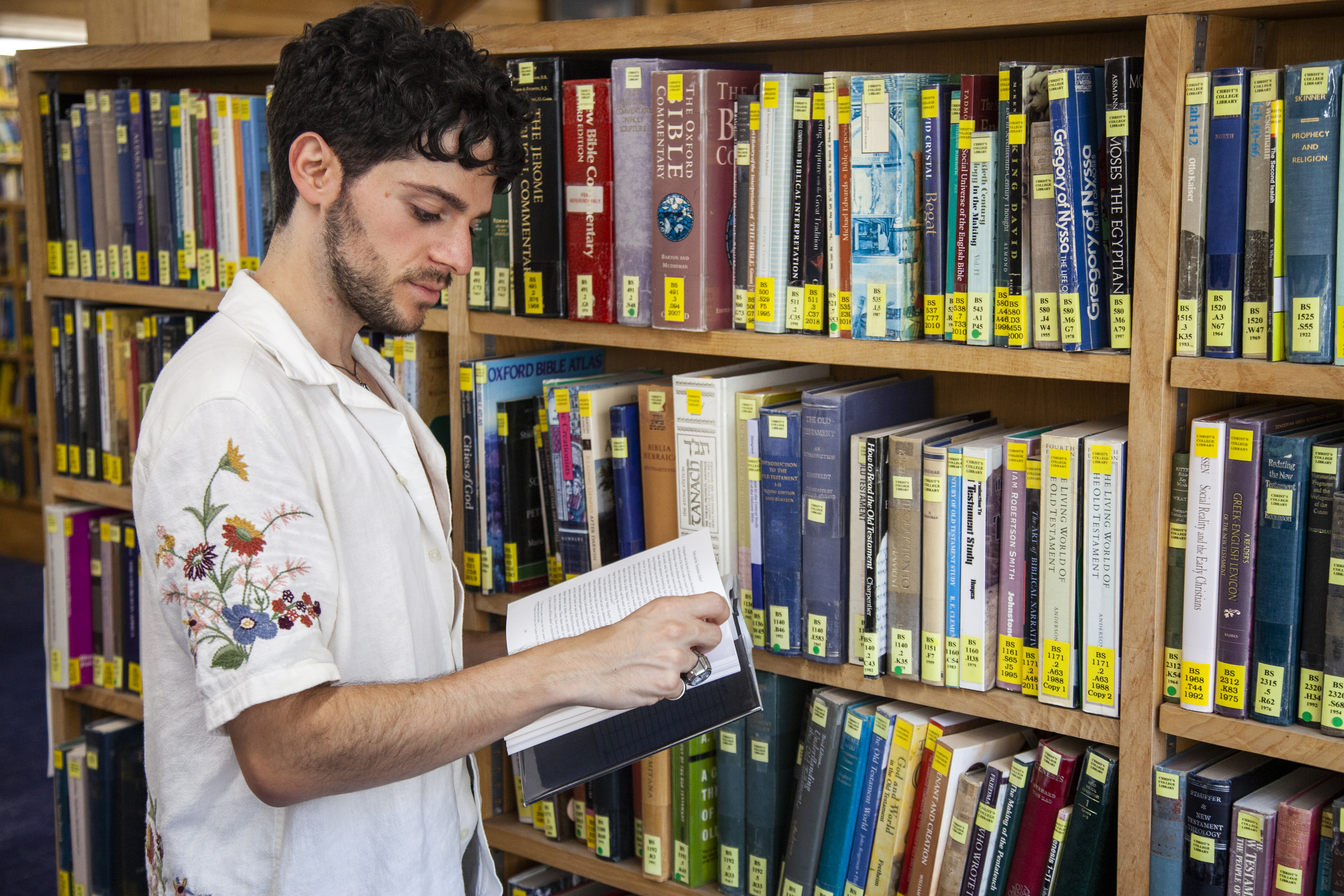 Student at library shelves
