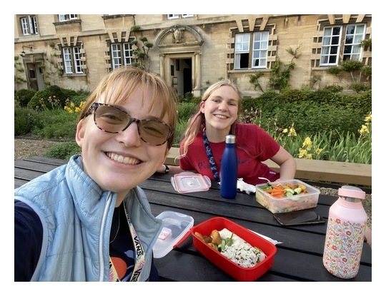 Selfie with two students, eating food from tupperware in Third court