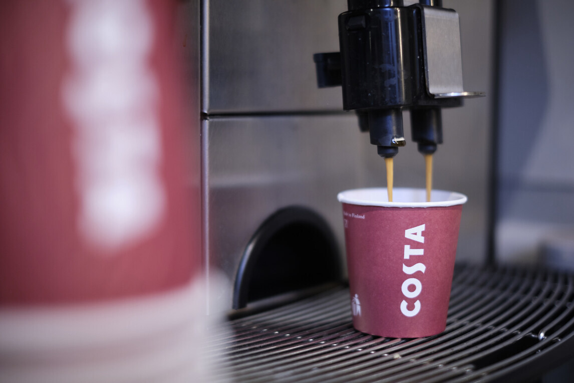 Coffee machine with two streams into paper cup