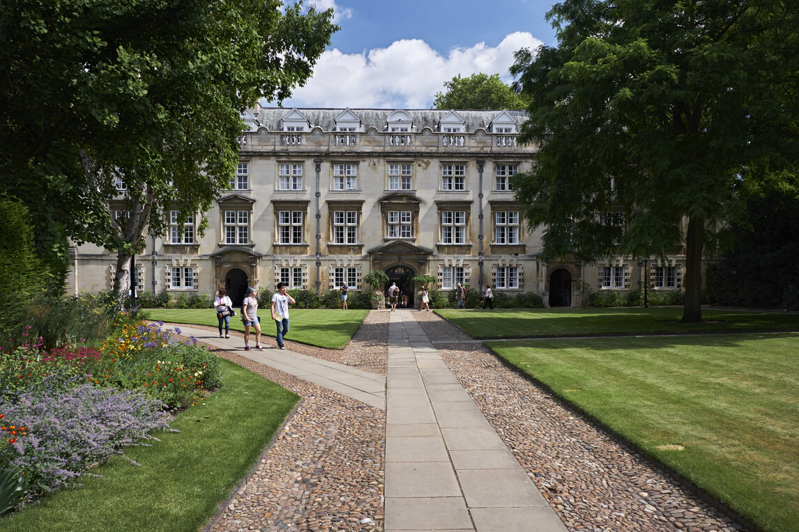 Path up the middle of second court