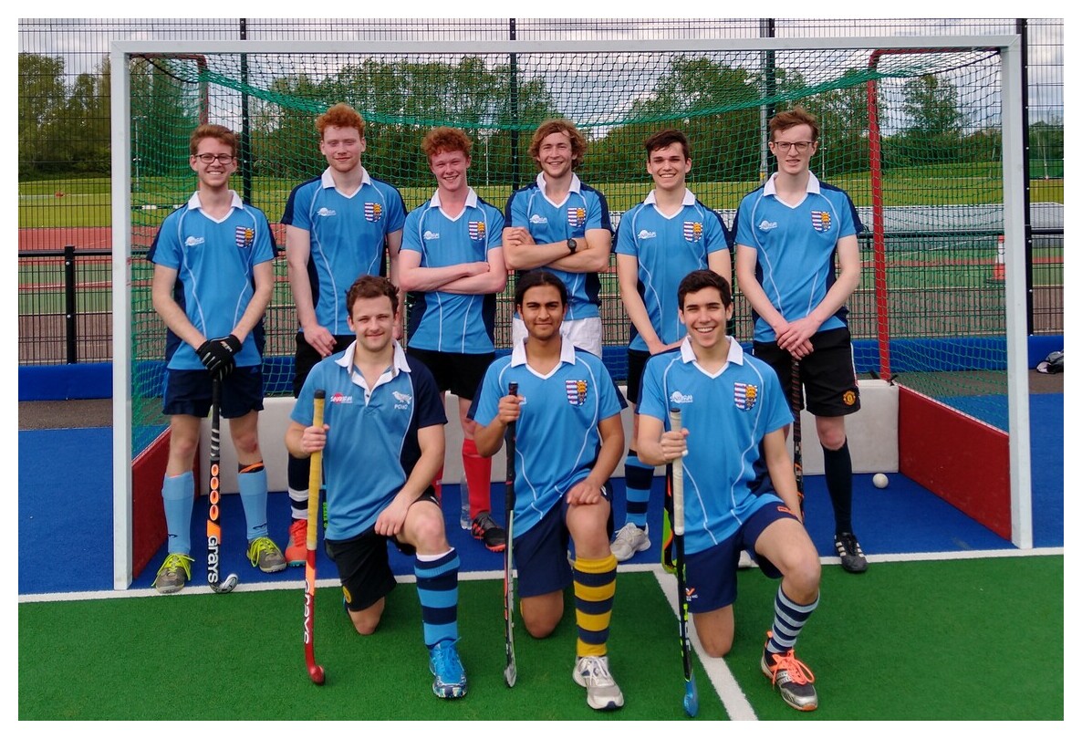 Hockey team in front of goal