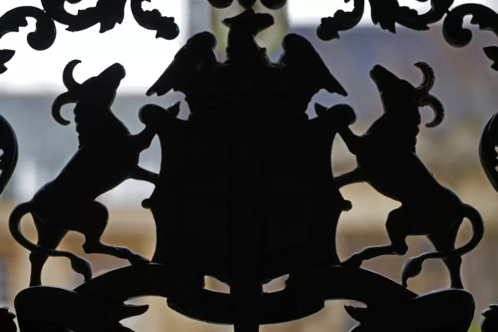 Silhouette of the college crest